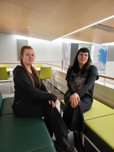 opiskelijat istumassa sohvilla