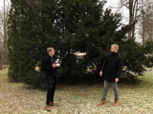 opiskelijat lennättää dronea