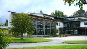 Lammin lukion rakennus ulkoapäin kuvattuna
